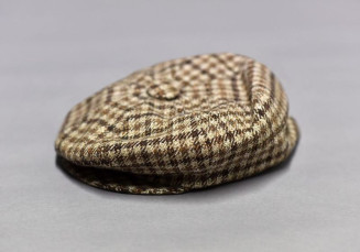 Béret marron clair à motif petits carreaux, en laine, doublure matelassée couleur marron foncée unie, à visière retractable avec bouton pression.