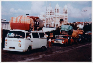 Cliché en couleur d'une file de voitures sur la route entre la France et la Tunisie