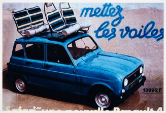 Reproduction photographique d'une carte postale en couleur, représentant une Renault R4 bleue chargée sur le toit.