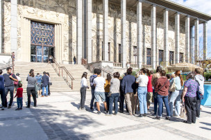 Public devant le Palais de la Porte Dorée