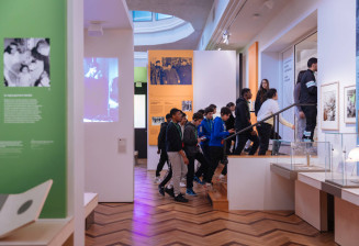 Groupe scolaire en visite au Musée