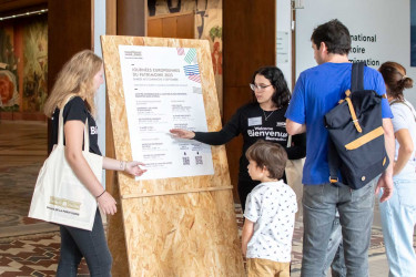 Accueil des visiteurs dans le hall d'honneur