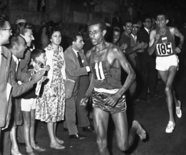 Rome 1960. L’Ethiopien Abebe Bikila, premier Africain noir champion olympique