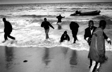 Go No Go, The Borders of Europe 1998-2002. Punta Paloma, Spain 2001. Immigrants unloaded by Moroccan traffickers on the beach. © Ad Van Denderen / Agence Vu'