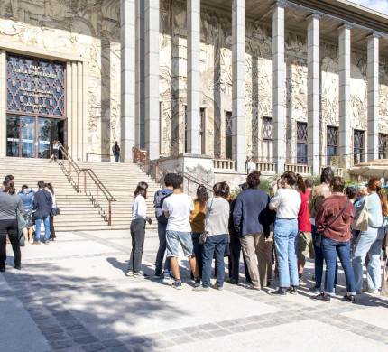 Public devant le Palais de la Porte Dorée